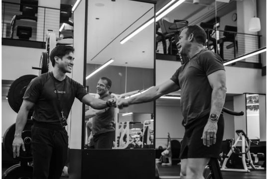Jeric Rosales personal training a client.